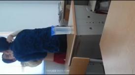 貴在真實，職業高中的一對情侶學生，趁著午休的時間偷偷溜進教室里啪啪自拍的視頻流出