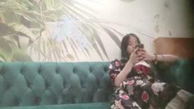 探花鴨哥星級酒店開房現場直播高價約了個顏值清純萌妹子啪啪 脫掉衣服舔奶調情上位騎乘翹臀後入幹得直叫求饒 國語對白