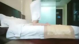 山鸡岁月31 甜美如初恋的洗脚妹被鸡哥内射笑的好开心你轻点搞我不然等会回去被发现同事会笑我的