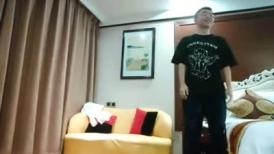探花萊昂納多星級酒店開房現場直播高價約了個顏值清純美女健身教練啪啪 穿著包臀裙翹起屁股舔菊花 上位騎乘抱起來操幹得直叫求饒 國語對白