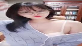 舞蹈系清纯眼镜小姐姐桃子大尺度秀，扭动小腰半脱下内裤，完美翘臀跪椅子上摆弄，特写手指揉搓粉穴抠入