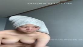 极品大奶子美女展示自己傲人的身材 这奶子起码E了吧
