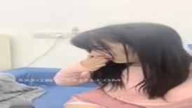 美女也爱玩另类杨葱葱展示一个鸡蛋怎么玩，跳完脱衣舞开始表演，放洞口摩擦慢慢塞