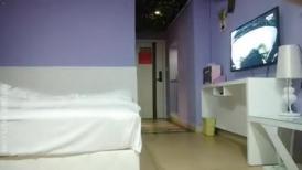 探花素人哥星級酒店開房現場直播高價約了個齊逼牛仔短褲少婦啪啪 揉奶舌吻調情上位騎乘扶著屁股後入幹得直叫求饒 國語對白