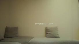 娇小性感的紧身牛仔裤美女被大吊哥口交,玩逼,女上位,后入,侧插各种花招狂干