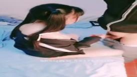 双马尾娇小身材粉穴萝莉萌妹子大战头套男，白丝足交退下丝袜