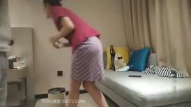 胖哥高价网约性感美女,身材匀称,颜值高,一双美腿扛起来大力抽插