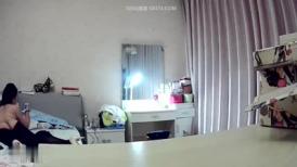 360真实记录 小夫妻的私密生活 让身材火爆的老婆穿上情趣内衣 一边拍一边干