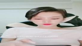 酷酷短发中性美女小姐姐自慰诱惑  撩起短袖揉捏贫乳  扭动翘臀脱掉内
