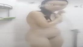 浙大学生张竹君校园生活流出 寝室发骚摸奶乳头异常敏感 男友玩弄的不要不要的 女孩子背后是