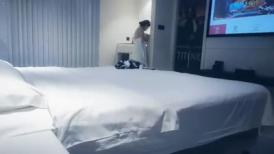 探花阿呆哥星級酒店開房現場直播高價約了個吊帶條紋裙小姐姐啪啪 跪舔雞巴上位騎乘張開雙腿猛烈抽插幹得直叫求饒 國語對白