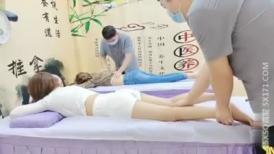 按摩店趣事 肤白貌美大白腿 激情4P 床上享受技师小哥的服务 揉奶摸逼淫水直