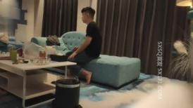 加钱哥小伙忽悠给买手机约来小少妇，趴在健身球上揉穴