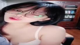 甜美萌萌哒酒窝美女居家激情自慰，掏出奶子揉捏，脱下内裤扭动屁股 ，掰穴特写手指抠