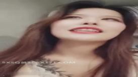 胸前纹身性感十足美女玩SM绑在架子上 性感吊带黑丝袜  项圈口塞吸蛋舔菊