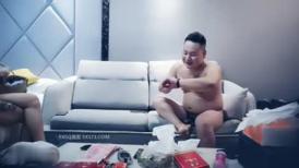 仲达寻花赵总约网红外围妹 妹纸太骚来劲加钟继续 蹲着埋头深喉口交 泰山压