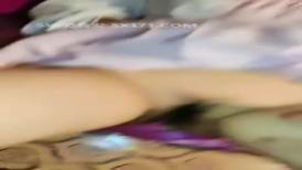 18乖乖女双马尾萝莉嫩妹子  萝莉装拔下内裤掰穴  毛毛挺浓密第一视角正入  特写进进出出抽插 搞得