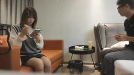 探花天天星級酒店開房現場直播高價約了個短發氣質小姐姐啪啪 撩起裙子摸屁股調情上位騎乘翹臀後入幹得直叫求饒 國語對白