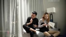 修长美腿吊带裙大圈高端外围小姐姐 坐在身上舌吻调情一脸享受  贫乳苗条身材  张开