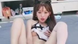 顶级女神萝莉全程露脸直播现场，丝袜情趣装无毛白虎逼，道具自慰跟小