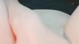 双马尾漂亮小姐姐戴着义乳自慰秀  超近距离手指扣无毛粉穴  搞得很湿水不断流出  炮击进进出出抽插