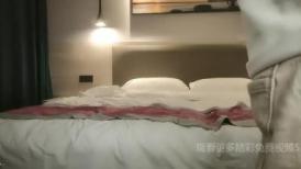 探花老憨星級酒店開房現場直播高價約了個苗條身材長發美少婦啪啪 舔背乳推口交騎乘後入幹得直叫求饒 國語對白