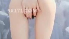顶级美臀肥穴牙套清纯小姐姐  没穿内裤屁股对着镜头揉捏  半蹲下翘起极度诱惑  跪在床