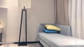 肌肉猛男网约高端极品外围骚女  超短裙美腿现金支付  带上套直接骑乘开操  一下下大力猛顶