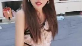 【俏欢喜】极品瘦弱黑丝羊角妹子爱喷水 每次大鸡吧抽出鲍鱼都要喷水 床上都湿了