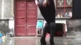精品推荐网红大奶熟女『妃妃姐』农家小院玩露出 脱衣揉奶骚气肥逼喷水水