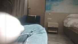 胖哥探花美腿大白靴高端外围小姐姐，吸吮口交用矿泉水冲了逼，扶着屁股站立后入，躺在沙发主动骑乘猛操