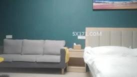 小夏寻花00后超嫩妹子返场 脱下衣服揉捏白嫩奶子 镜头前口交半脱内裤揉穴 骑乘猛