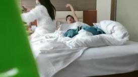 【骚白寻花】，夫妻约单男3P，早起性欲盎然，舔穴舌吻继续，小少妇皮肤白皙，黑森林湿润一片，阴唇微张