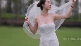 漂亮骨感新娘子户外拍婚纱照 拍着拍着新娘的奶子跑了出来都不知