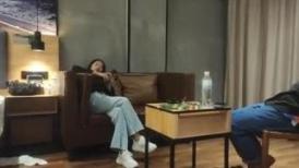 猥瑣大叔星級酒店開房現場直播高價約了個極品大長腿小姐姐啪啪 坐在身上揉穴調情上位騎乘抱起來操幹得直叫求饒 國語對白