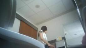 北京某商务中心女厕偷拍到的众多美女尿尿