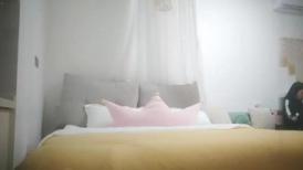 光头佬网约八字奶腰细巨乳极品外围骚女，自带开档黑丝换上，迫不及待抓着大奶吸吮，口活一流猛操搞完服务一波