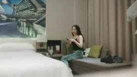 大吉大利高品质外围美臀极骚御姐 开档丝袜扭动屁股想要被操  摸蛋深喉大屌特写插嘴  骑乘打桩
