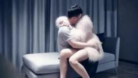 丰满的美腿少妇，被小哥操得张大了嘴巴 哇哇惨叫，看那表情 肯定很爽，深入她的身