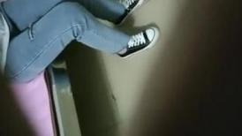 【搞电子厂新来的小妹妹】，年轻妹妹，几百块钱搞定，抠嫩穴，亲美乳，无套啪啪，各种角度展示插入细节