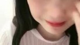 清纯甜美带点性感极品肥臀眼镜骚女  诱人开档黑丝翘起特写 足交扣穴69姿势  骑乘大屁