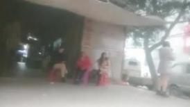 站街女探花骚白寻花小巷口守了半天100块整了个92年小少妇去出租屋吃快餐