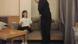 小平头约妹文静乖巧兼职外围小姐姐，腰细蜜桃美臀穿上肉丝，骑乘身上手指拨弄小穴，大屁股打桩猛操流出白浆