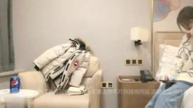 01年超清纯兼职外围嫩妹  花臂纹身甜美可爱  服务的很周到 ，搞着有人敲门妹子吓