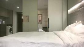 168CM专业外围小姐姐 刚进门就穿上丝袜脱下短裙 开档黑丝丁字裤  翘着美臀69口交  搞的美女