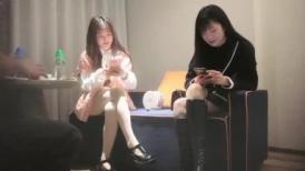 大屌哥高价约两01年萝莉萌妹双飞，一人一套连体网袜，帮忙抬腿看着姐妹被操，轮流爆插，第二炮炮让妹纸扎双马尾单挑