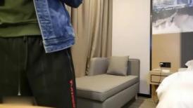 顶级颜值甜美高价大圈兼职美女  拨开情趣内裤揉小穴  跪地深喉口技不错 主动骑坐