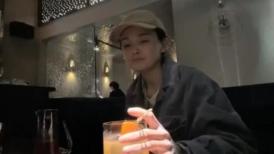帅哥带上美眉去酒吧撩，肤白貌美，身材又棒的白富美，然后去开房打炮，苗条的身材极品好到爆 (1)