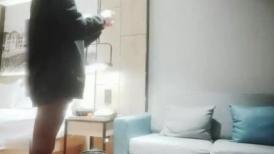 眼镜老哥等了好久来了个大奶妹  脱掉衣服一直揉  舔屌深喉到床上操  站立扶着沙发后入猛操
