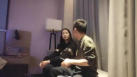 性格好温柔的甜美御姐 女人味十足 叼着烟很社会的样子 脱光衣服才显露出好身材 态度太好了